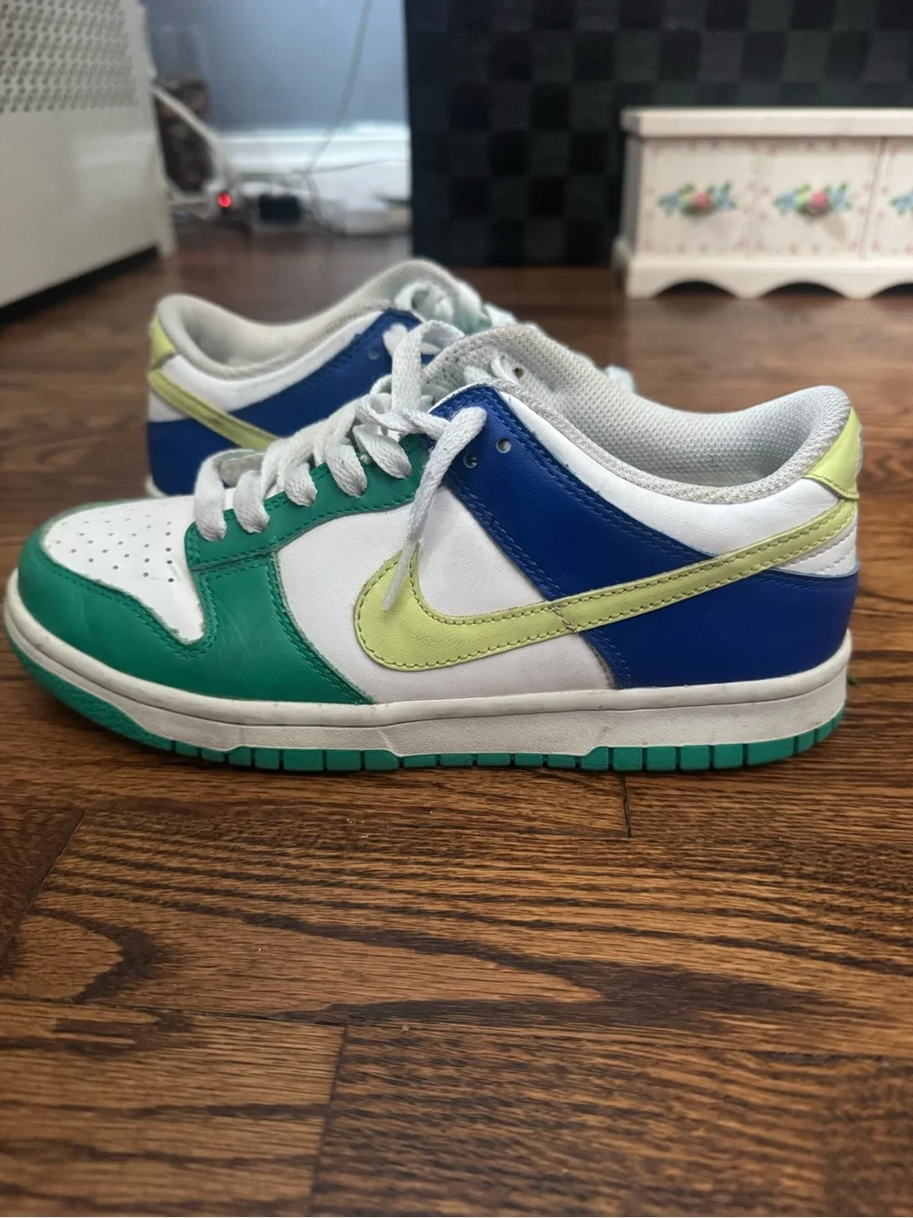Nike Kids Low-Top Sneakers in Green, Blue & Yellow